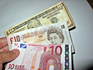 (Czech) Jüan a americký dolar měly dobrý měsíc, euro zklamalo
