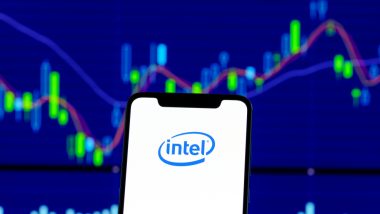 Mobilní telefon s nápisem Intel na pozadí s cenovým grafem akcie Intel
