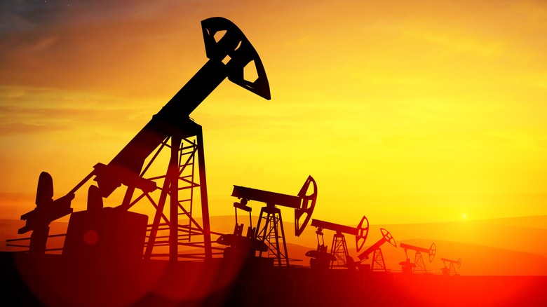 Komodity: Ceny ropy klesají, přestože OPEC+ podle očekávání těžbu zvýší jen mírně