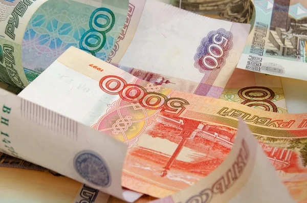 Ruský rubl vystoupil na pětitýdenní maximum, těží z vysokých cen ropy ...